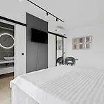Freedom With Heated Pool And Tennis Court 别墅 *