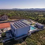 Freedom With Heated Pool And Tennis Court 别墅 Mala Cista