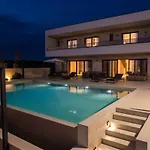 Freedom With Heated Pool And Tennis Court 别墅 Mala Cista