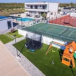 Freedom With Heated Pool And Tennis Court Mala Cista