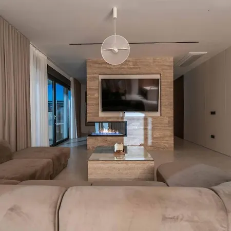Freedom With Heated Pool And Tennis Court Villa *