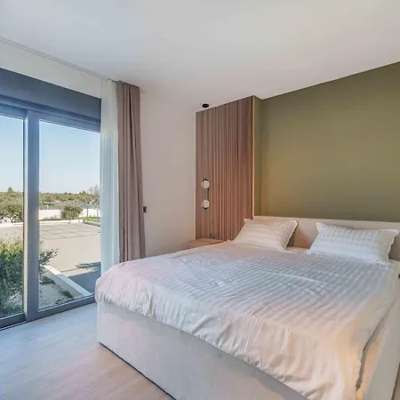 Freedom With Heated Pool And Tennis Court *