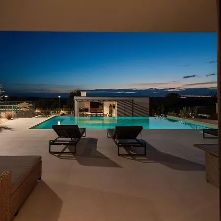 Freedom With Heated Pool And Tennis Court *