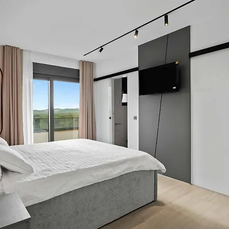 Freedom With Heated Pool And Tennis Court Vila