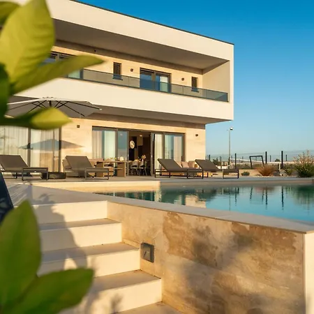 Freedom With Heated Pool And Tennis Court Mala Cista