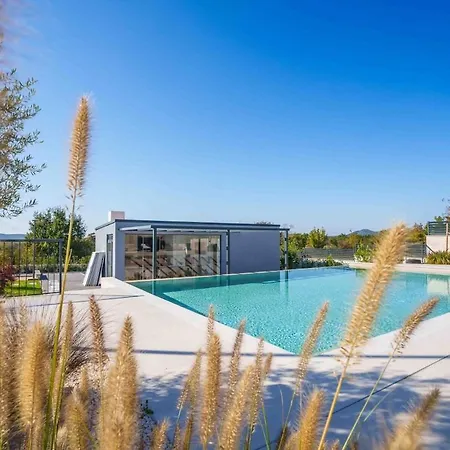 Freedom With Heated Pool And Tennis Court * Mala Cista