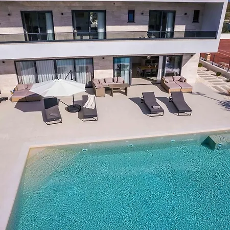 Vila Freedom With Heated Pool And Tennis Court