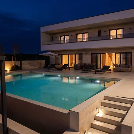 Freedom With Heated Pool And Tennis Court *