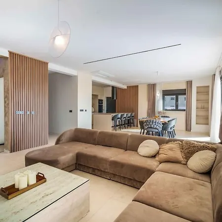 Freedom With Heated Pool And Tennis Court