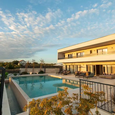Villa Freedom With Heated Pool And Tennis Court
